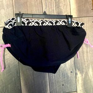 La Playa Women’s Short Skirt Black Swim Bottom. Size Medium.